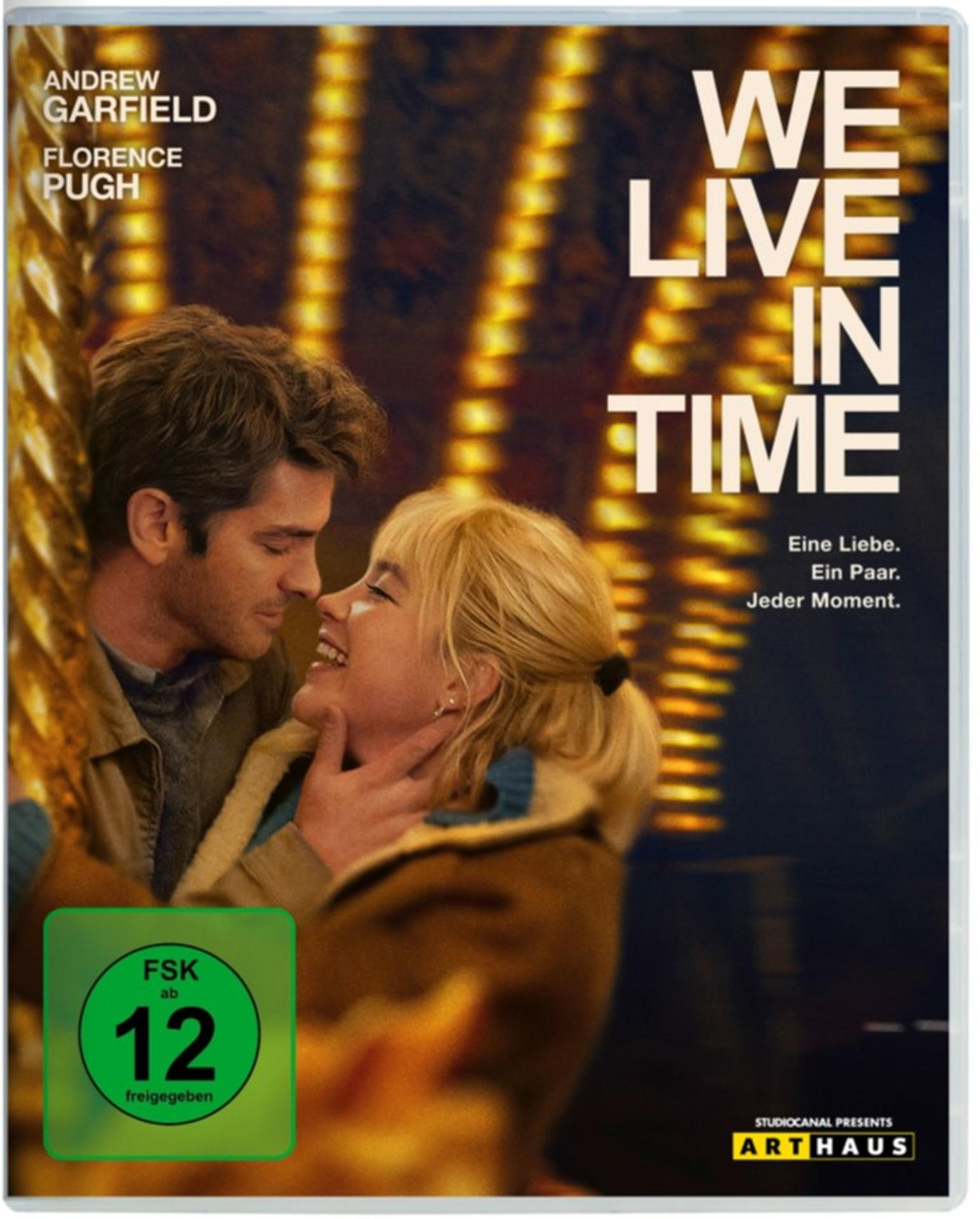 Filmcover: Ein Paar umarmt sich, Titel 'WE LIVE IN TIME'. Mit Andrew Garfield und Florence Pugh.