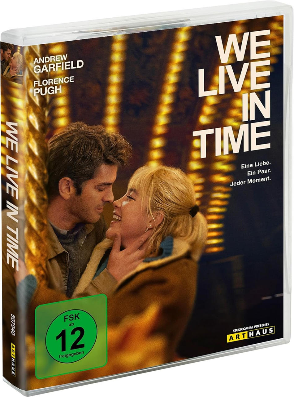 DVD-Hülle für "We Live in Time" mit Andrew Garfield und Florence Pugh. Gelbe Lichter im Hintergrund.