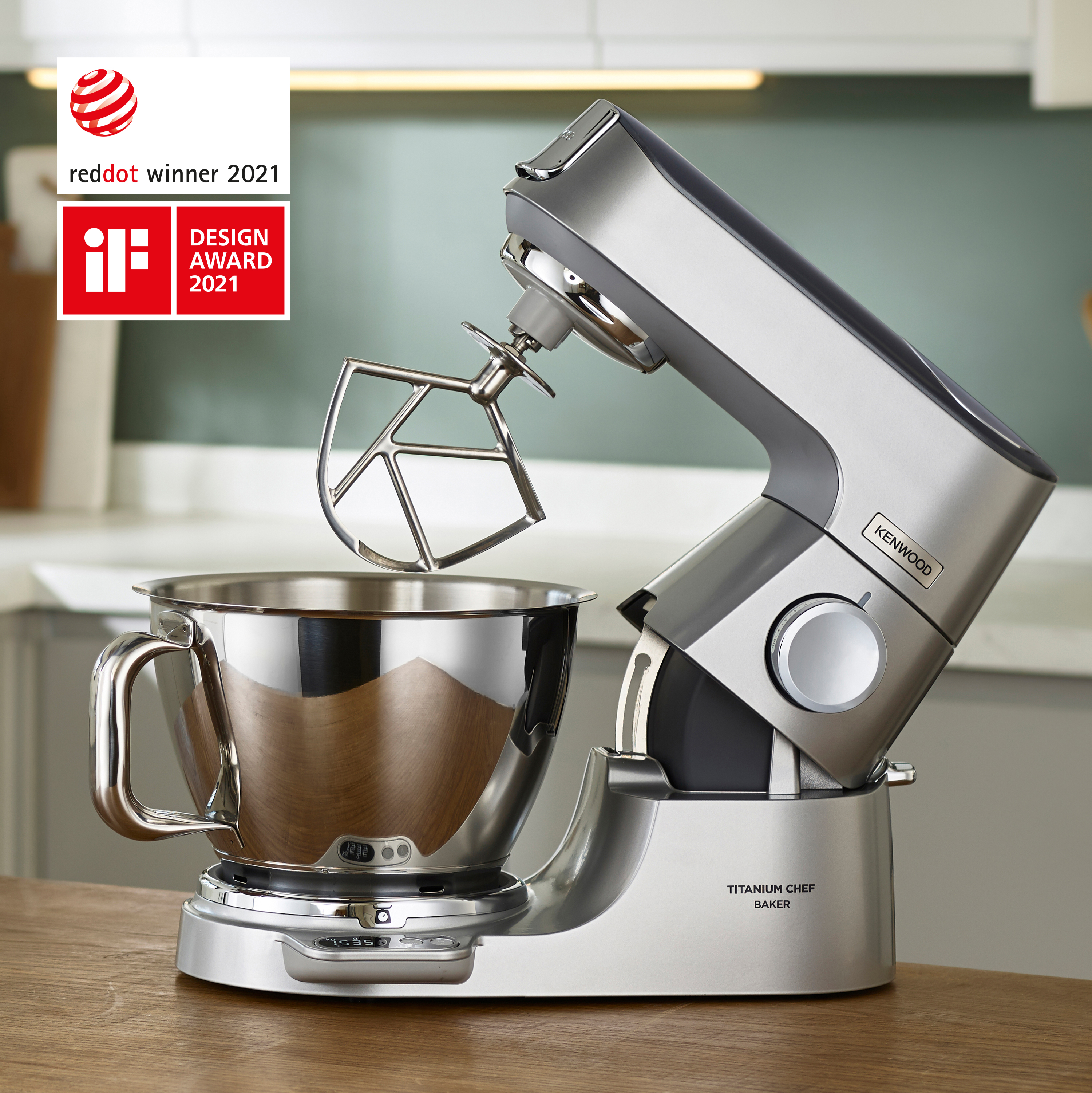 Kenwood Mixer, silber, mit Schüssel und Aufsätzen, Auszeichnungen oben.