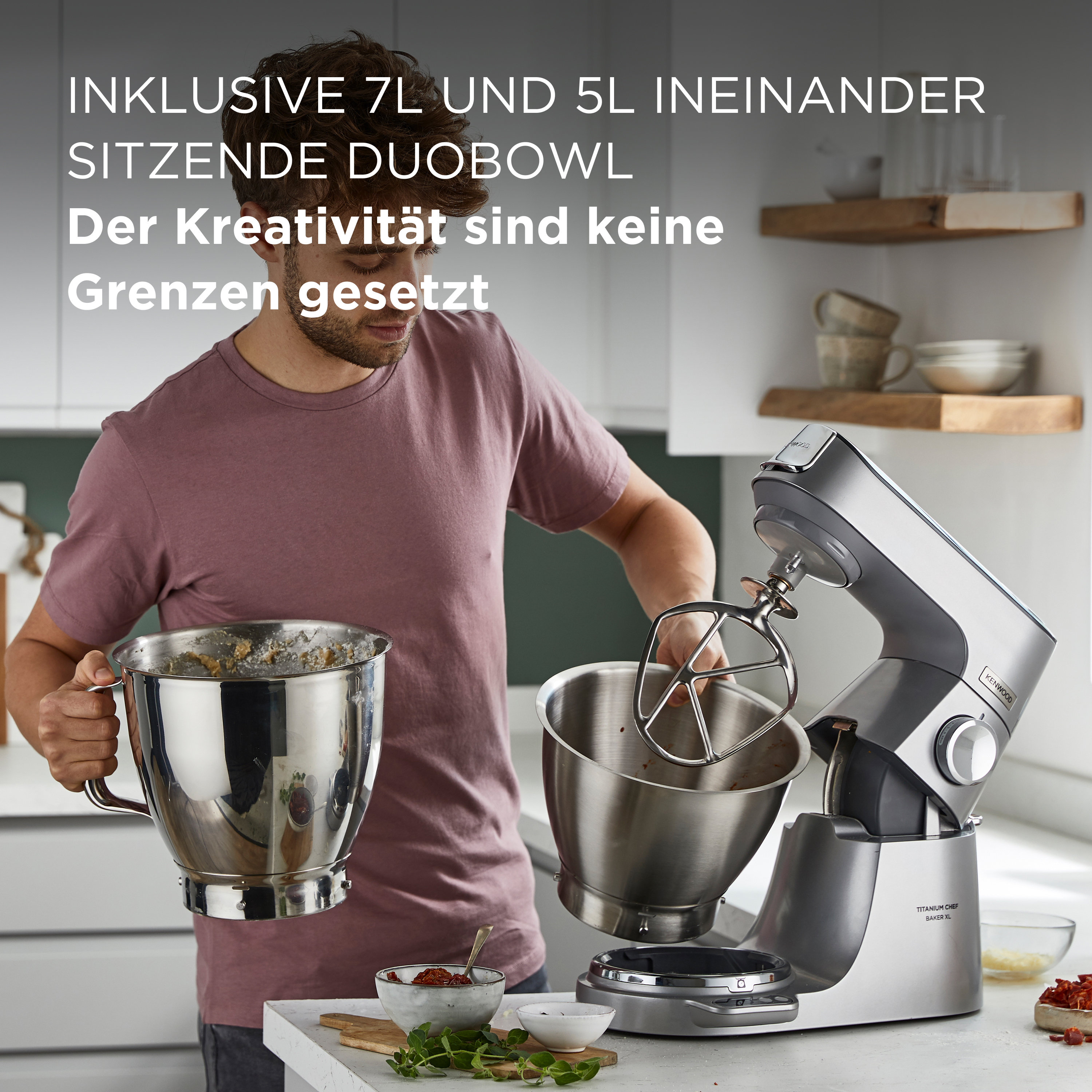 Ein Mann hält Schüsseln in der Nähe eines silbernen Mixers, mit Text-Overlays. Eine Küchenumgebung.