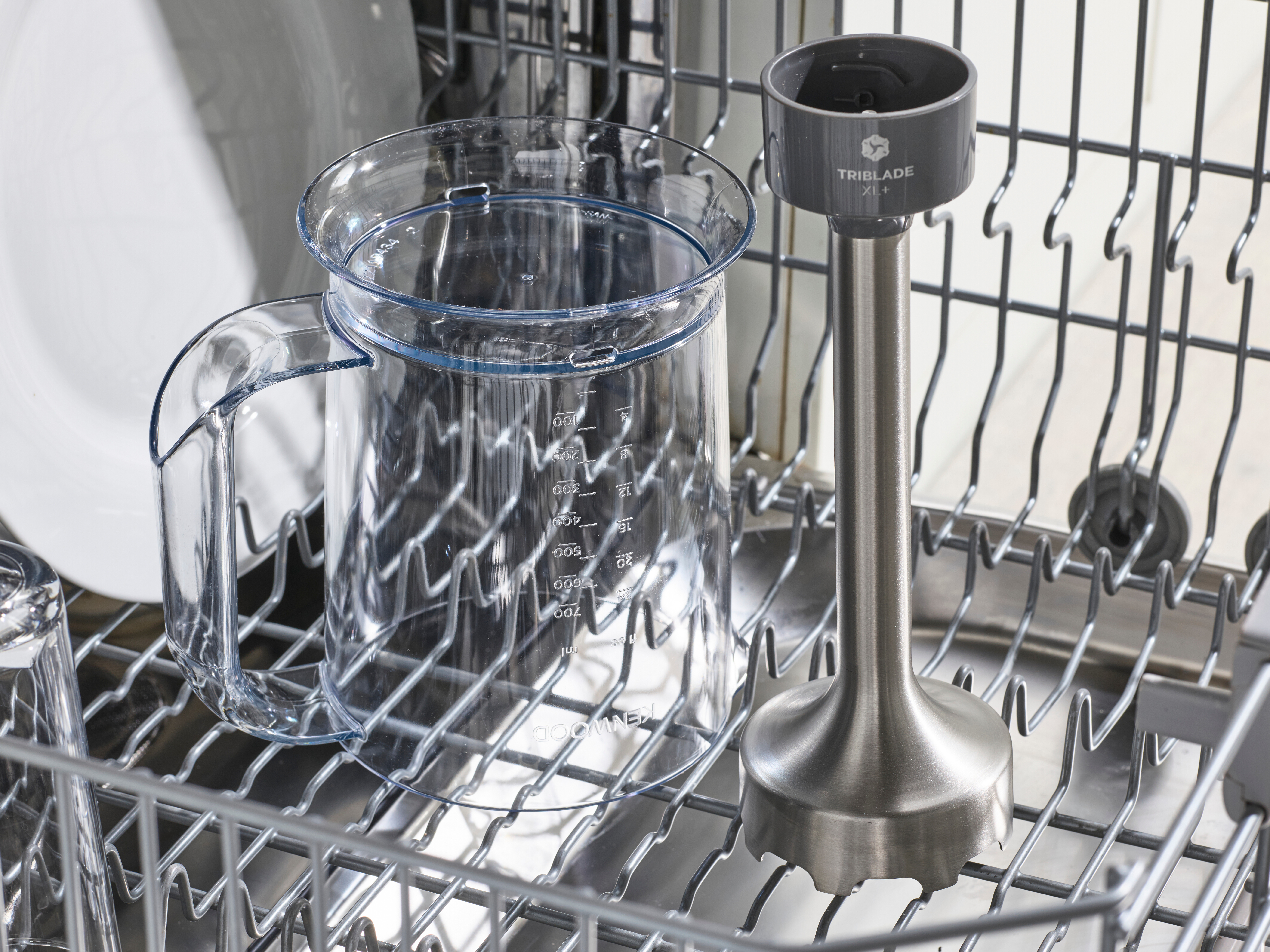 Blender-Teile in der Spülmaschine: Becher mit Griff, Skala, und Stabmixeraufsatz.