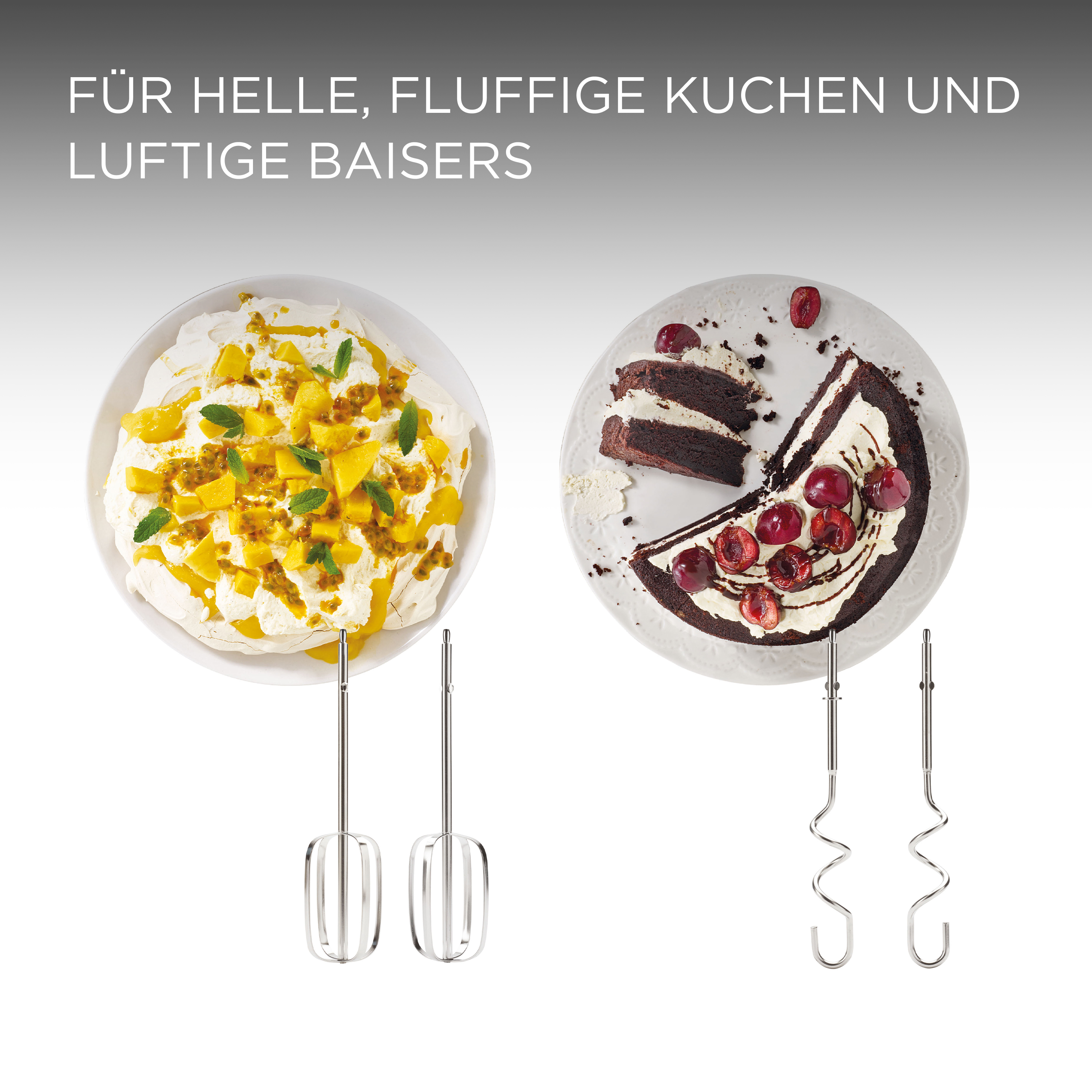 Zwei Teller mit Essen, einer mit Kuchen und Kirschen, der andere mit einem Dessert mit Mango.
