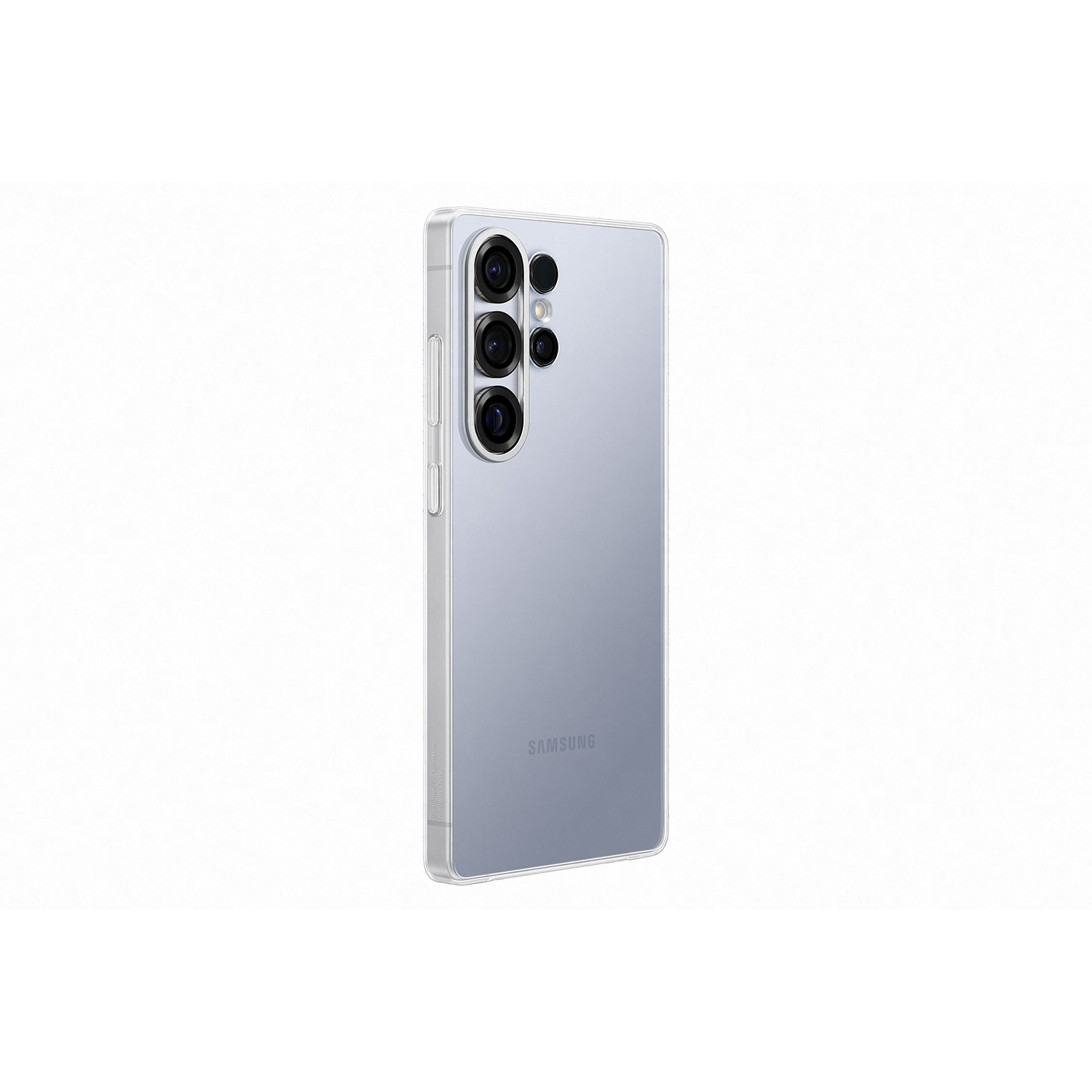 Una funda de teléfono azul claro con tres cámaras, en ángulo, sobre un fondo blanco.