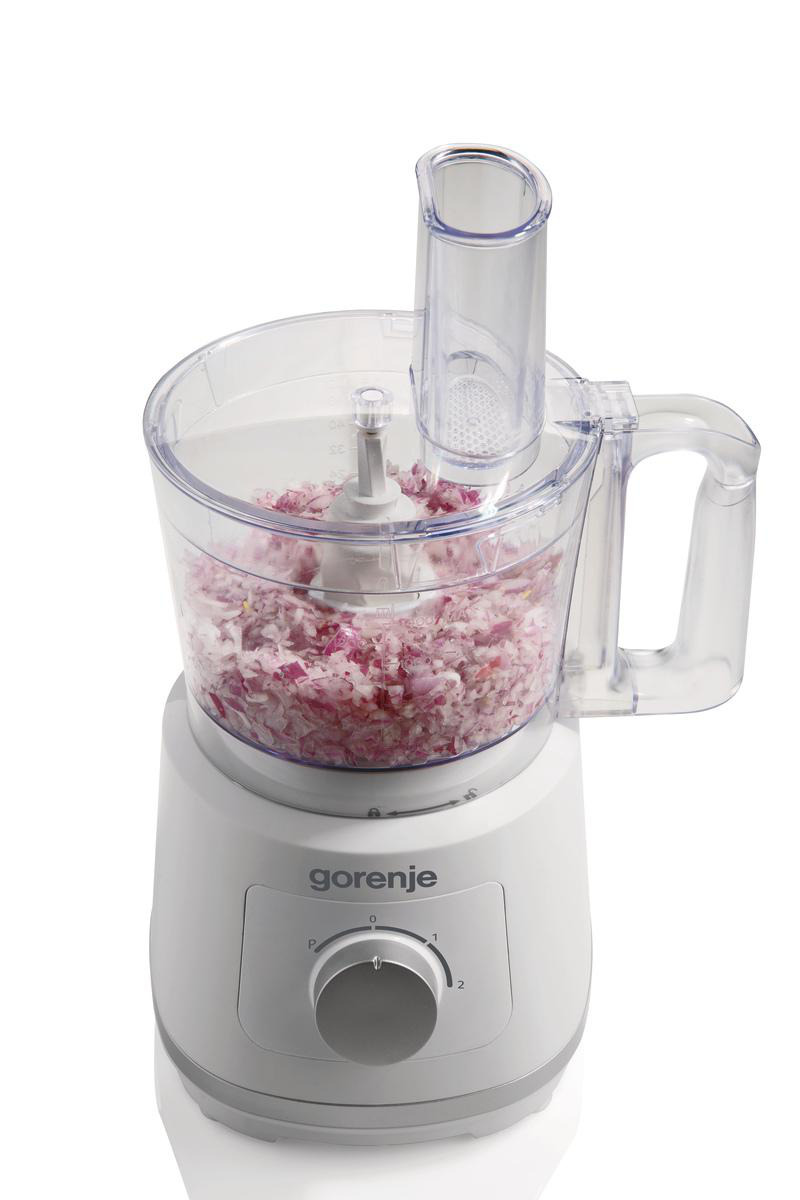 Weißer Foodprozessor mit gehackten roten Zwiebeln, mit einem durchsichtigen Rohr.