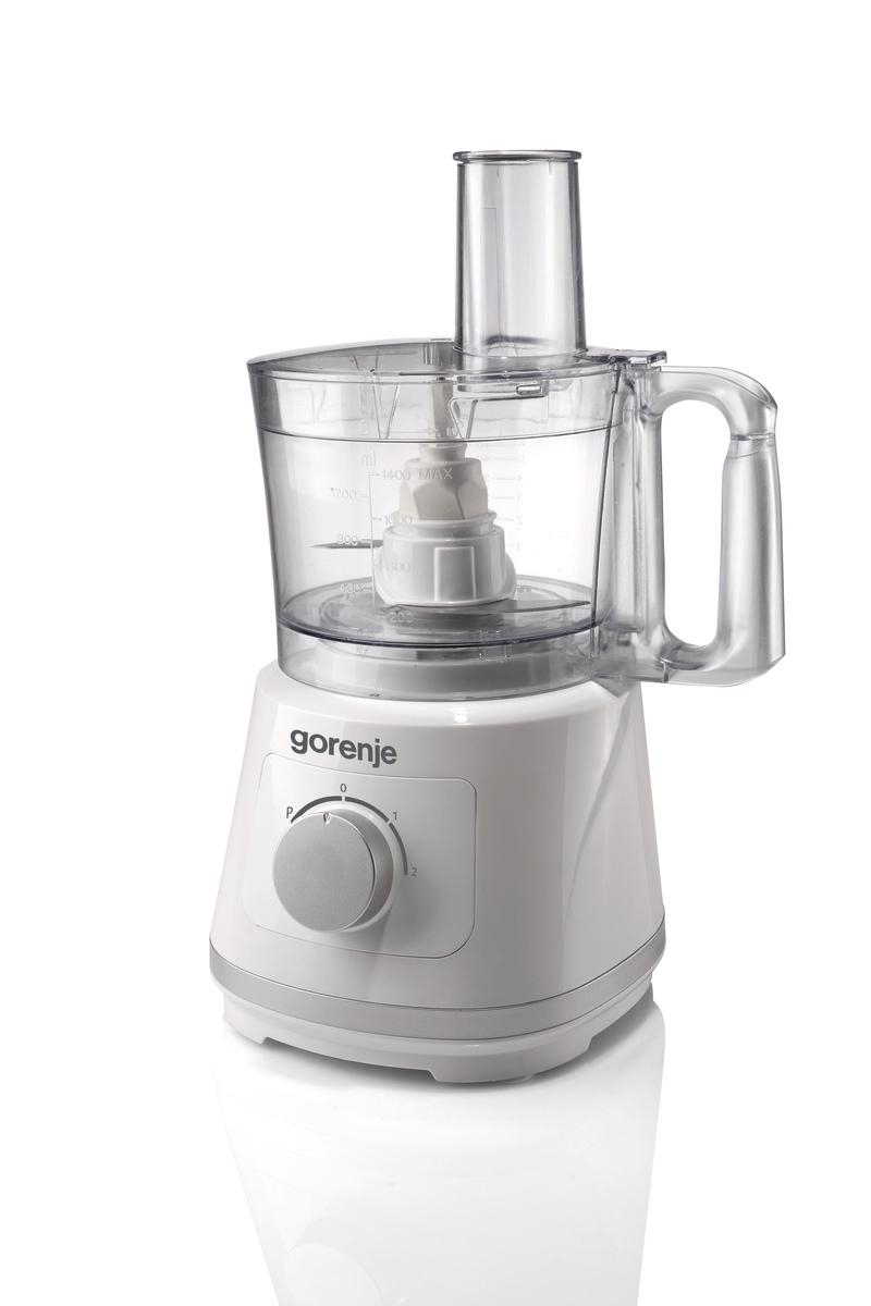 Weißer Food Processor. Klare Kunststoffschüssel und Griff. Silberner Knopf vorne. Weißer Hintergrund.