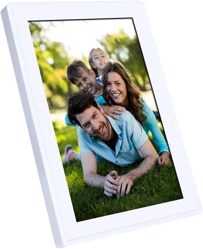 Un cadre photo blanc contenant un portrait de famille sur l'herbe.