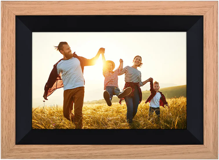 Famille de quatre personnes courant dans un champ, encadrée dans un cadre photo en bois.