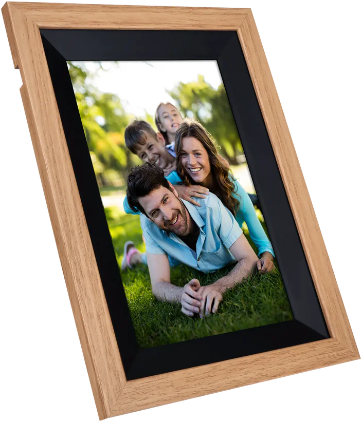 Une photo de famille dans un cadre en bois. Un homme, une femme et deux enfants sourient sur l'herbe.