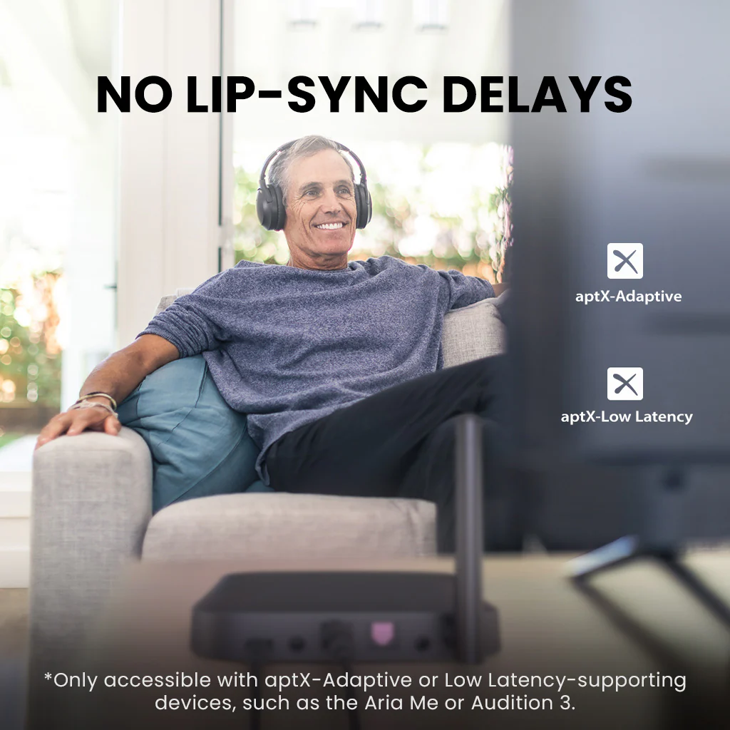 Homme portant un casque, regardant la TV. Texte : PAS DE DÉLAIS DE SYNCHRONISATION LABIALE. Logos AptX-Adaptive et Low Latency.