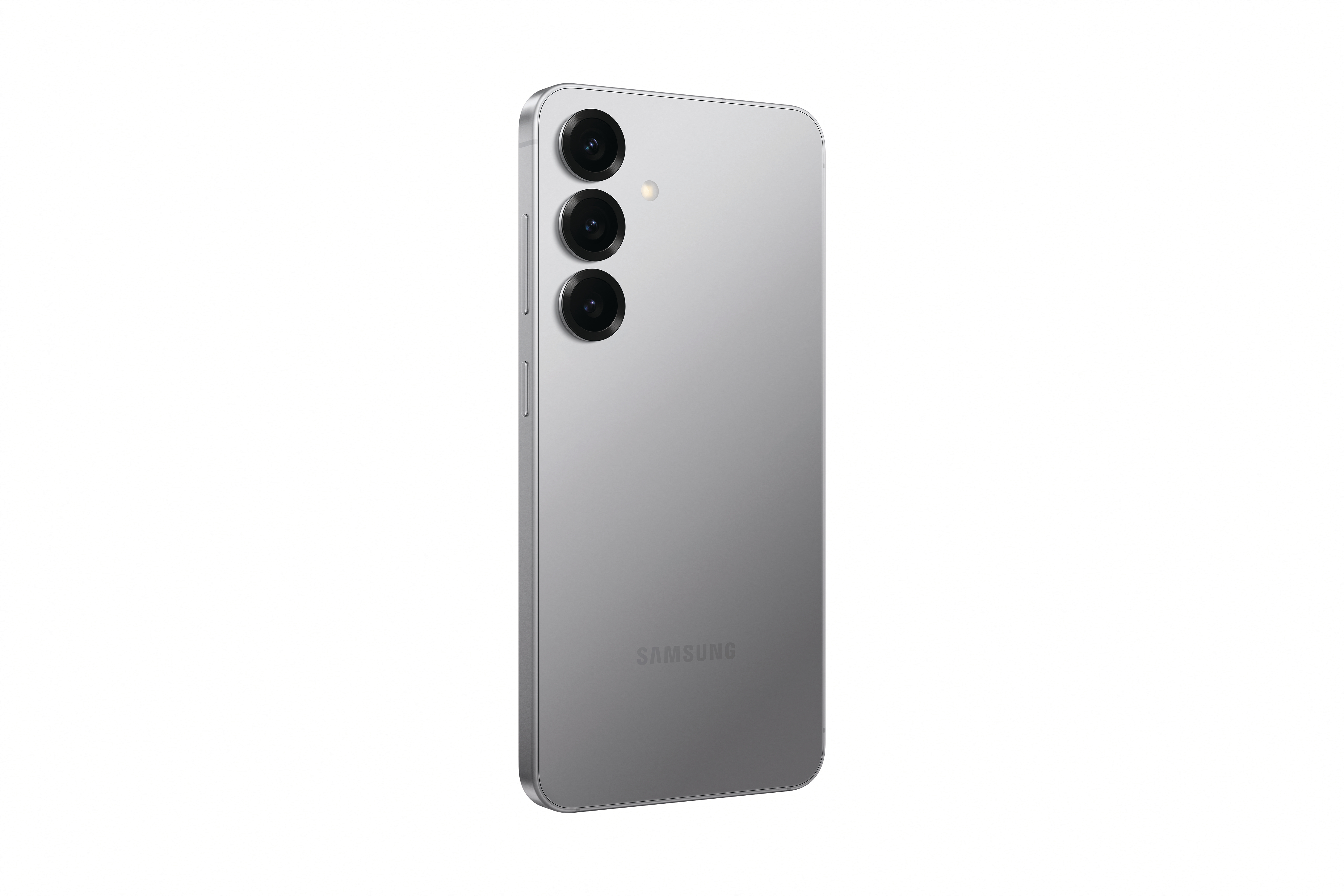 Silbernes Smartphone mit drei Kameralinsen auf weißem Hintergrund.