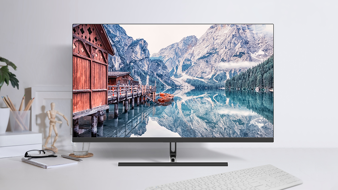 Egy számítógép monitor egy tájkép jelenetet mutat, amelyen egy fa dokk és hegyek láthatók.