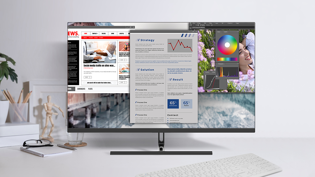 Számítógép monitor weboldalakkal. Billentyűzet és kiegészítők. Fehér háttér.