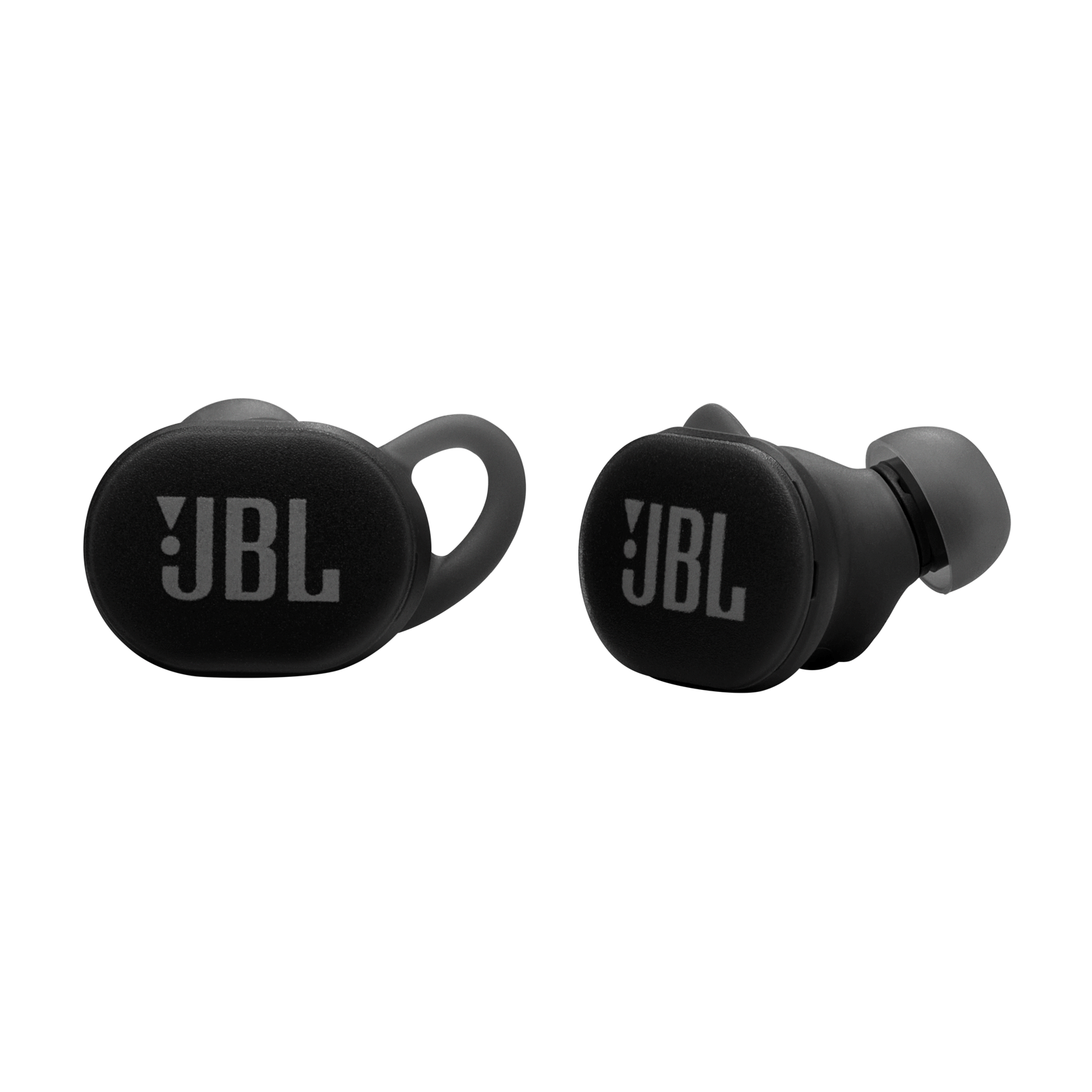 Siyah JBL kulaklıklar siyah arka planda. Her kulaklıkta JBL logosu görünür.