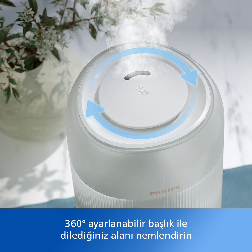 Mavi oklar, buhar ve Türkçe metinli beyaz nemlendirici. Arka planda bitki.