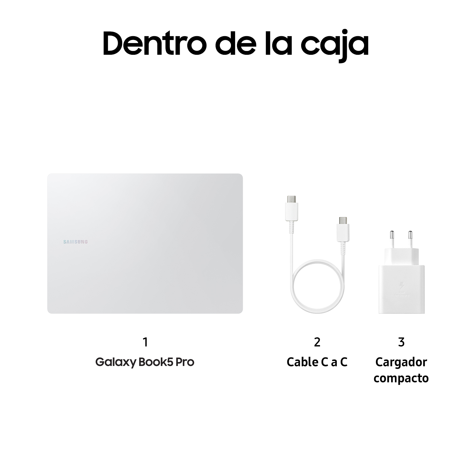 Una computadora portátil blanca, un cable y un cargador sobre un fondo blanco.
