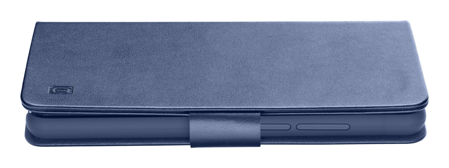 Una funda de teléfono azul, cerrada, con vista lateral. Tiene aspecto de cuero y un pequeño logotipo en la izquierda.
