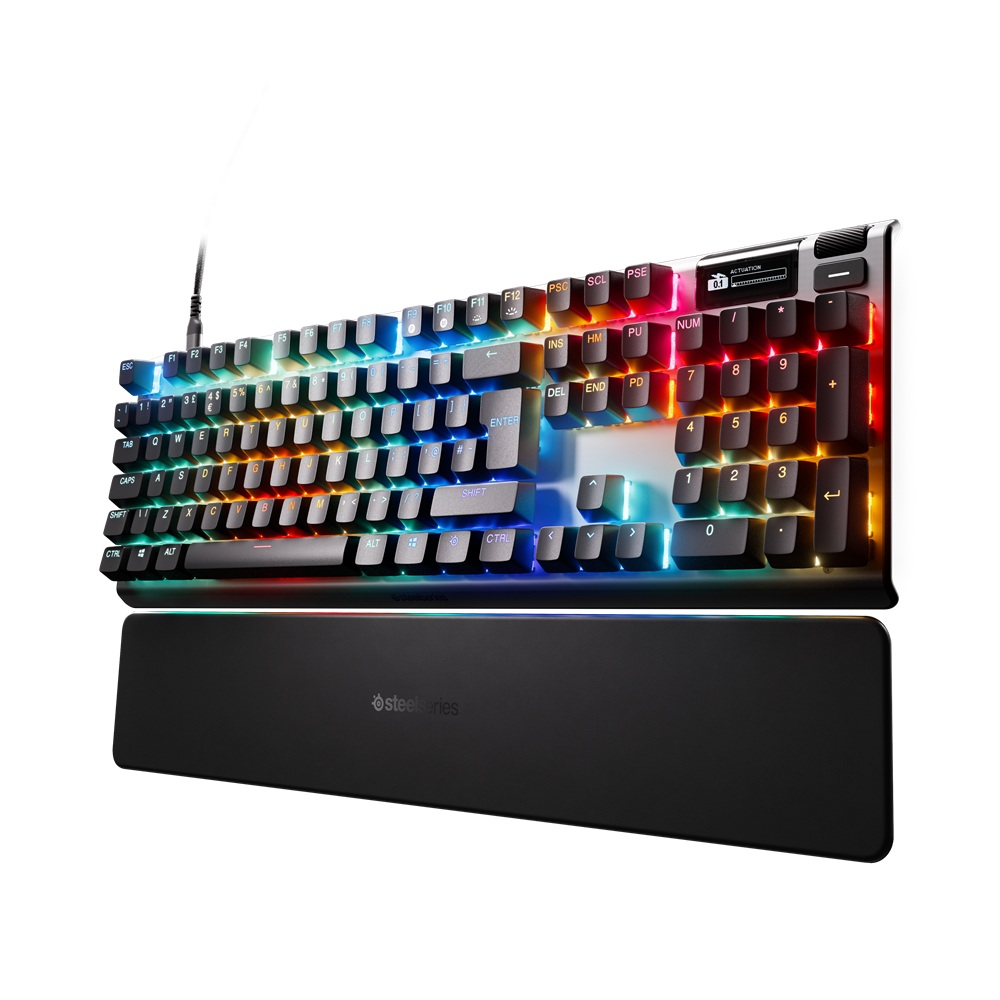 RGB aydınlatmalı bir oyun klavyesi. Bir bilek desteği var. Klavye siyahtır.