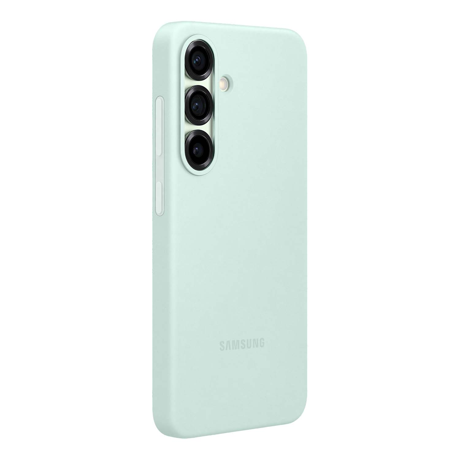 Una funda para teléfono verde menta con tres lentes.