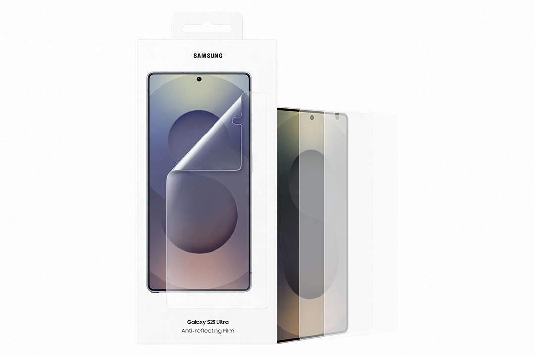 Egy telefon és két képernyővédő egy dobozban. A dobozon a 'Galaxy S25 Ultra' felirat látható.