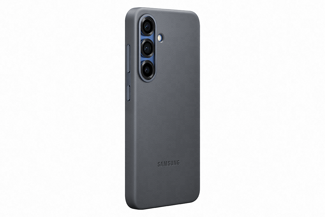 Sötétszürke telefon, hozzáillő tokban, három lencse látható.