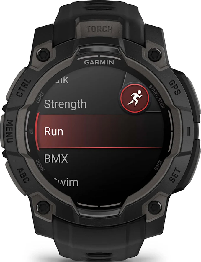 Uno smartwatch Garmin che mostra l'opzione attività 'Run' sul suo schermo.