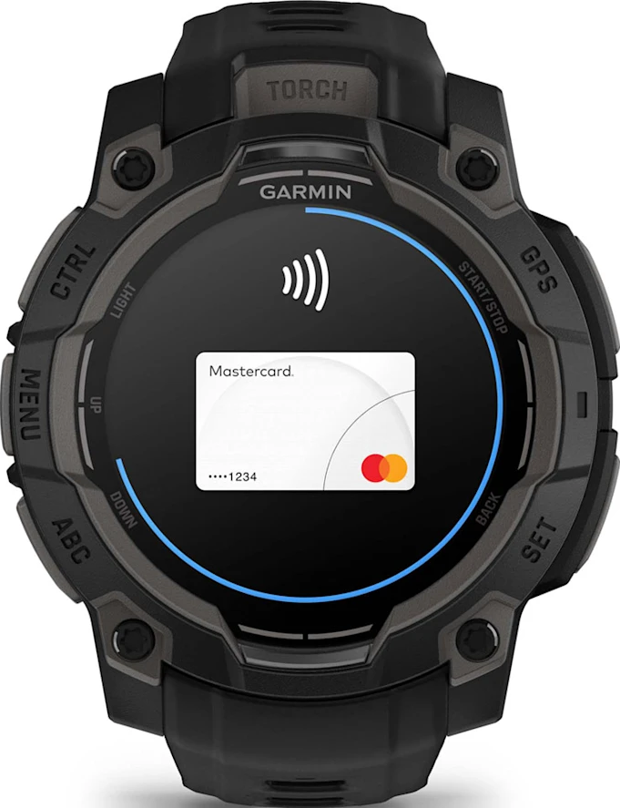 Orologio Garmin con logo Mastercard sullo schermo. Design nero e grigio. Etichette Start/Stop e GPS.