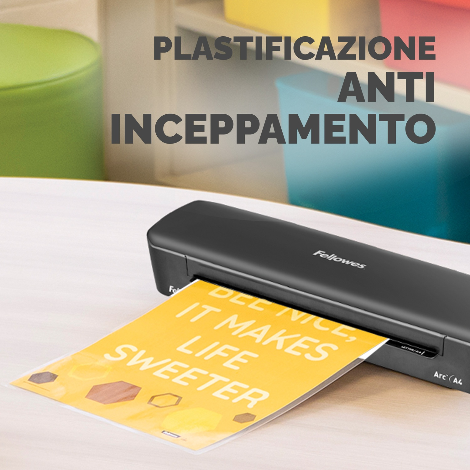 Una plastificatrice nera con testo