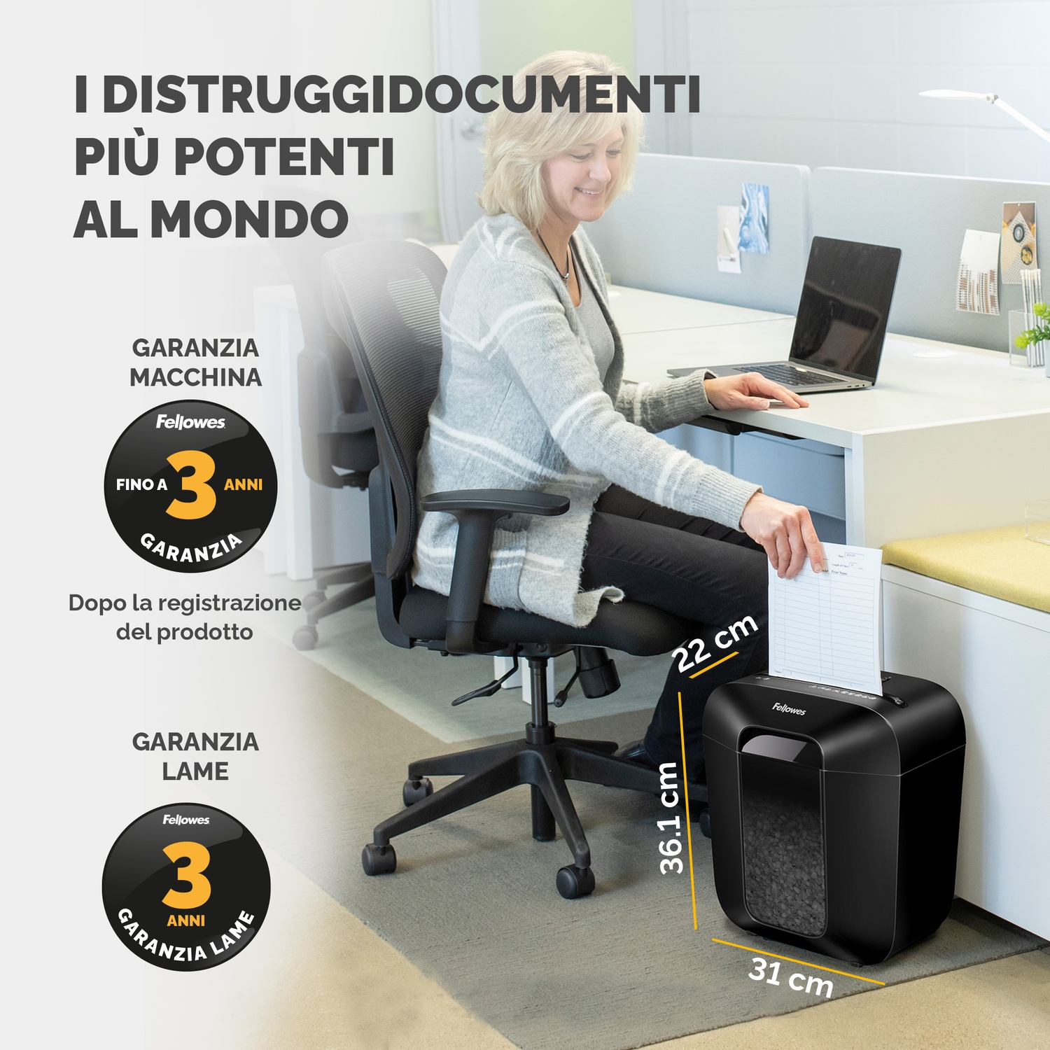 Donna che distrugge carta con un distruggidocumenti Fellowes. Dimensioni nell'immagine.