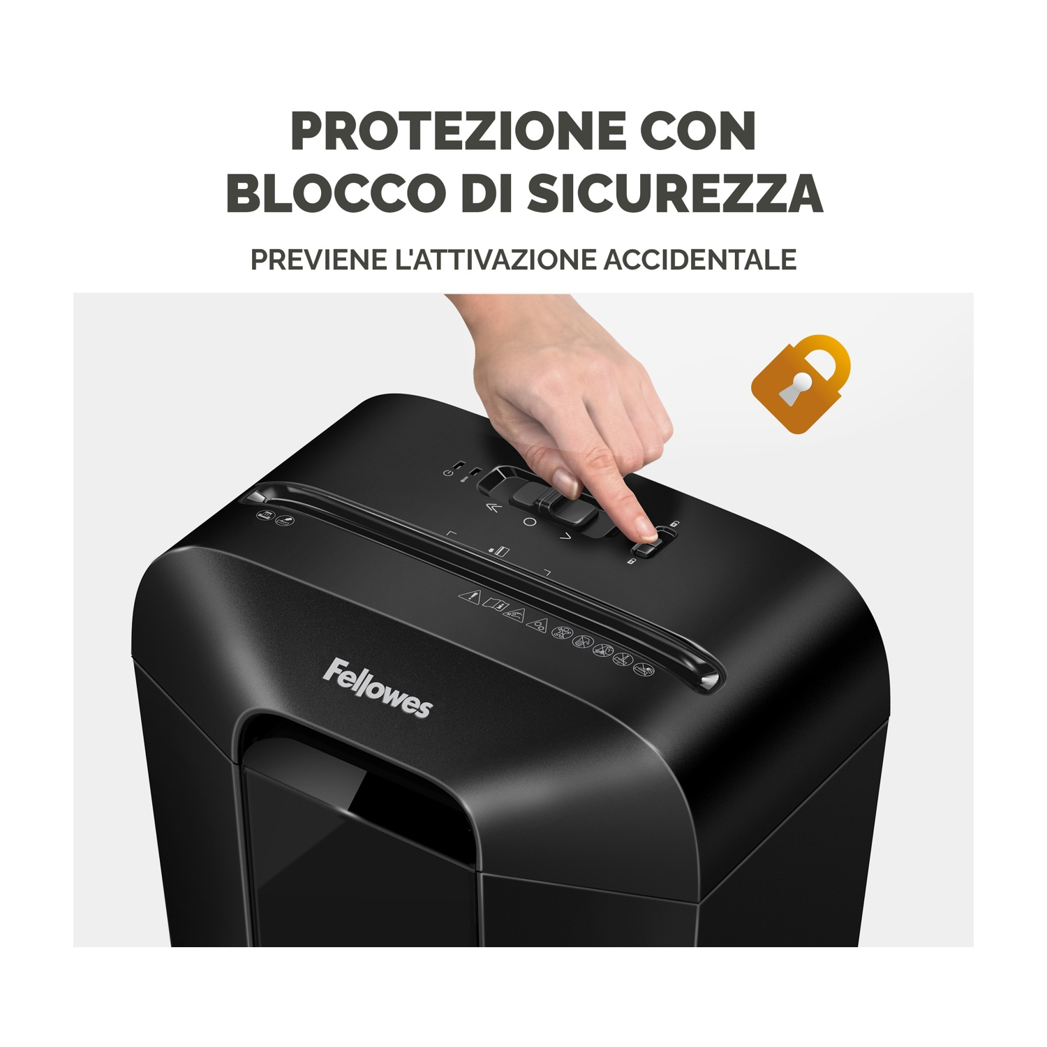 Mano che preme il pulsante di accensione di un distruggidocumenti Fellowes nero.
