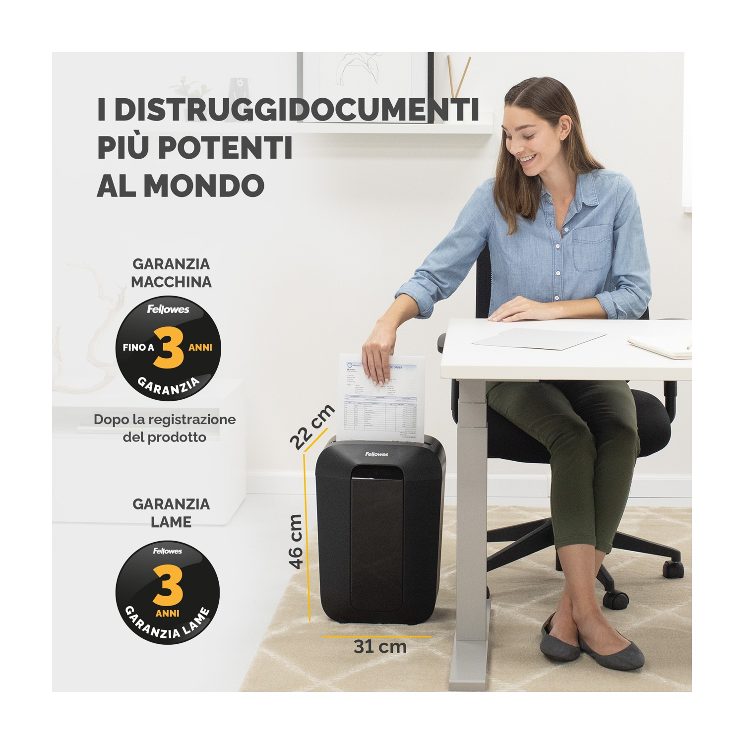 Una donna che mette la carta in un distruggidocumenti nero. Testo: 3 anni di garanzia.