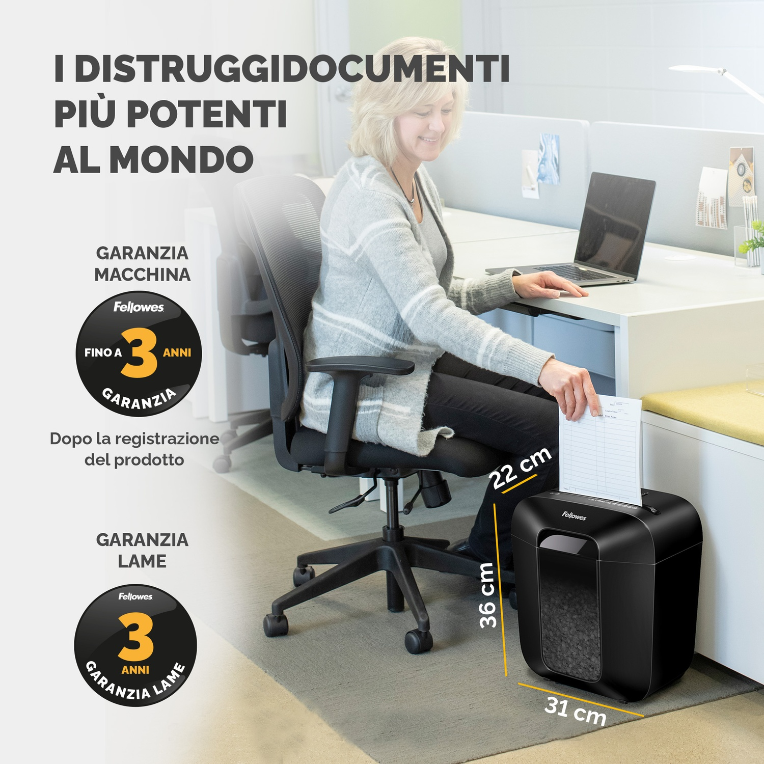 Donna usa distruggidocumenti in ufficio. Dimensioni e garanzia. Distruggidocumenti nero.