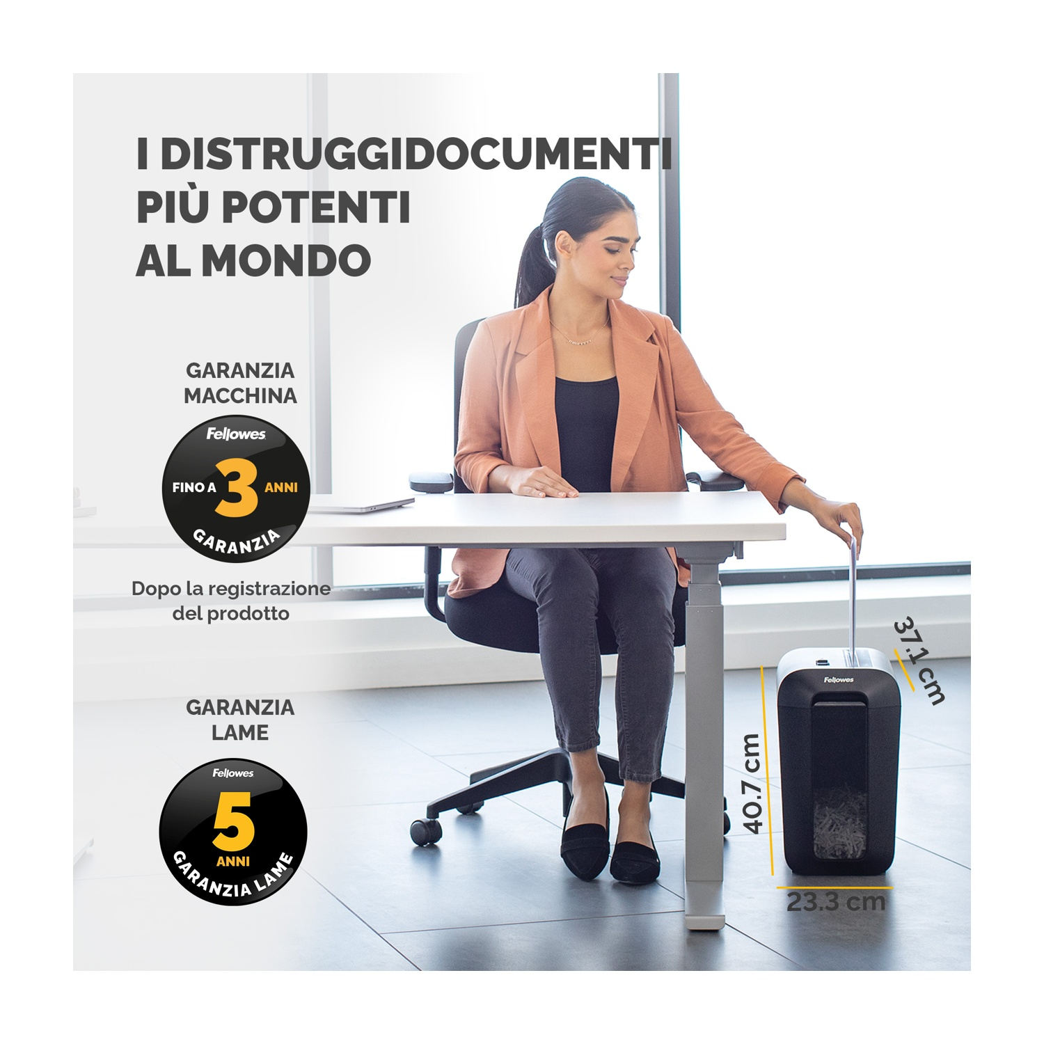 Una donna in giacca vicino a un tritadocumenti, che indica la macchina.