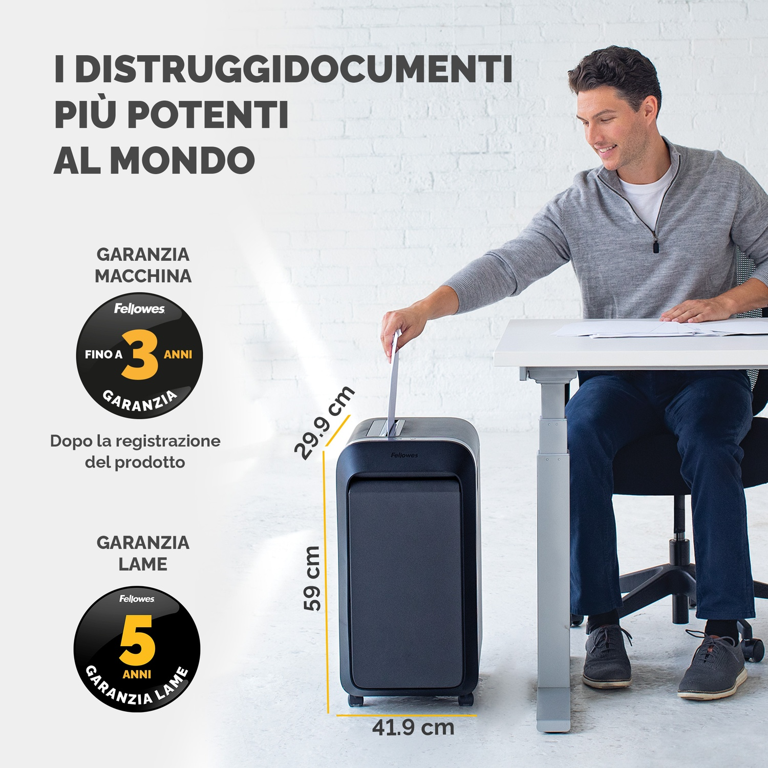 Un uomo che usa un tritacarte nero, con dimensioni indicate. Sfondo bianco.