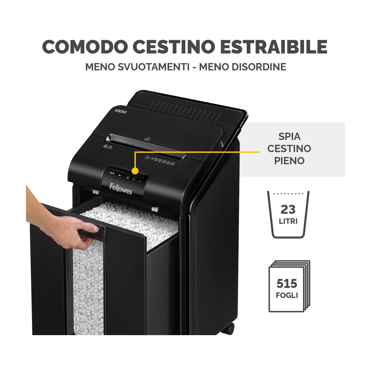 Una persona che estrae il vassoio della carta da un tritacarta nero.