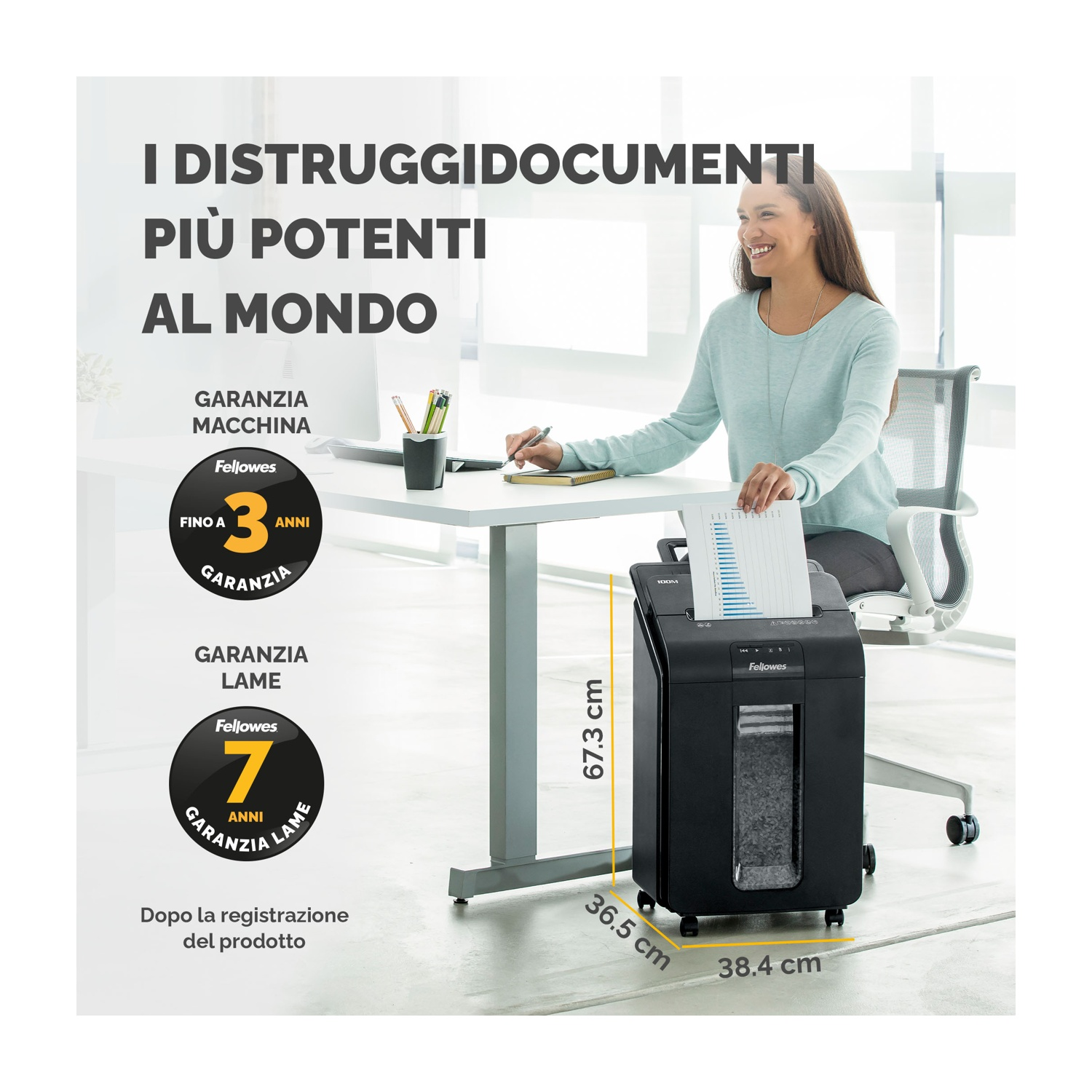 Donna vicino a un tritadocumenti nero, con testo sulla garanzia e le dimensioni.