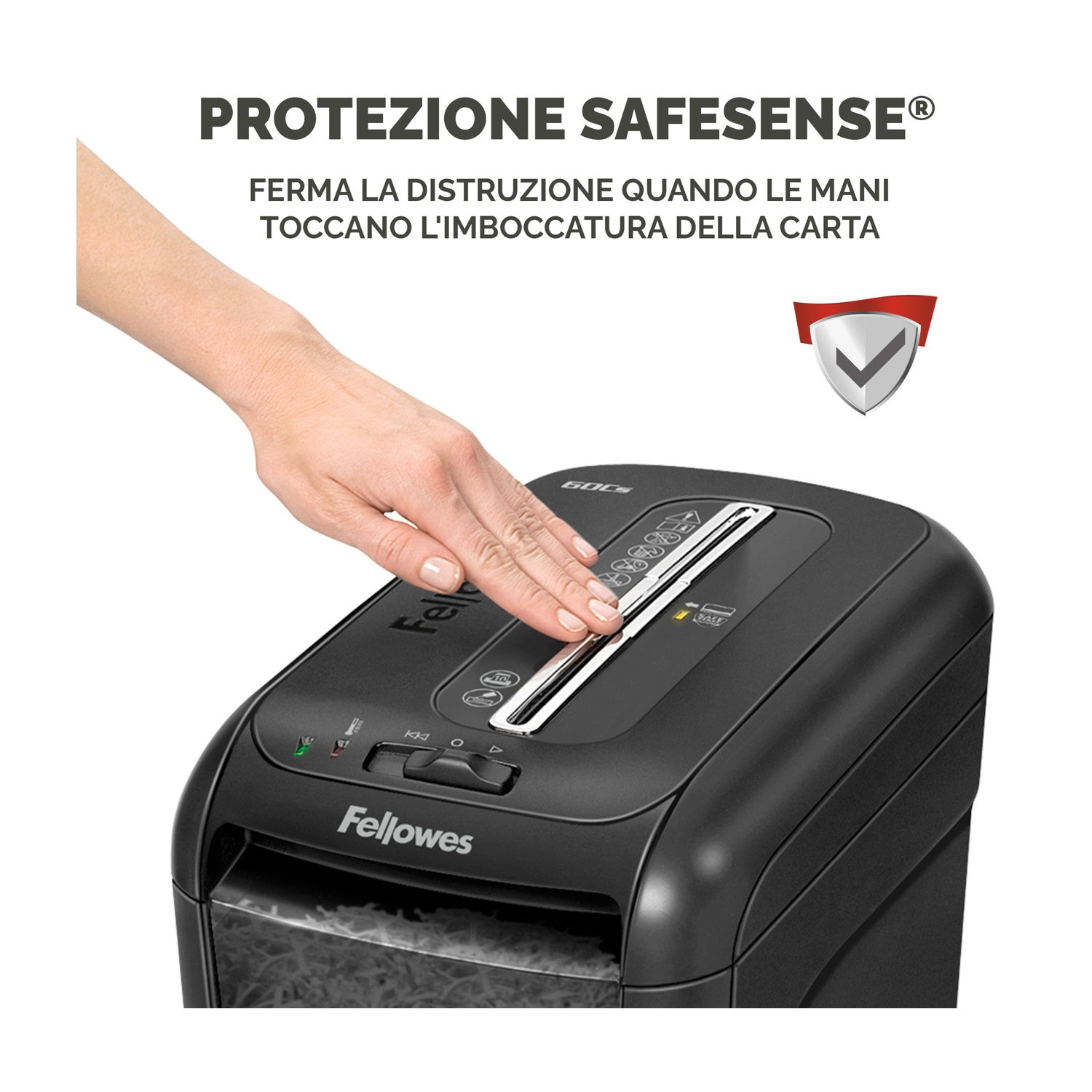Mano ferma il distruttore. Distruttore nero con carta. Sfondo bianco.