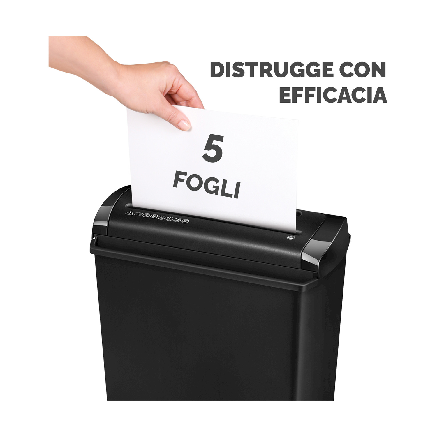 Una mano inserisce 5 fogli di carta in un distruggidocumenti nero, testo '5 FOGLI'.