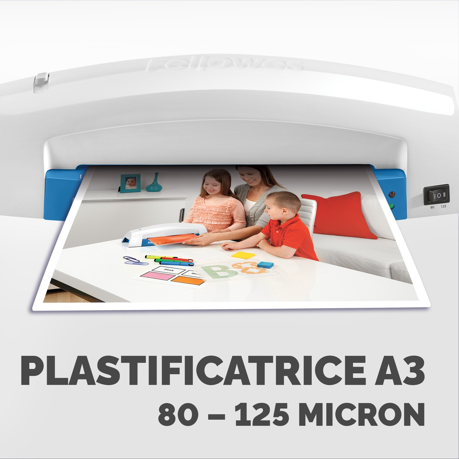 Plastificatrice con un foglio di carta e testo 'PLASTIFICATRICE A3'. Persone sullo sfondo.