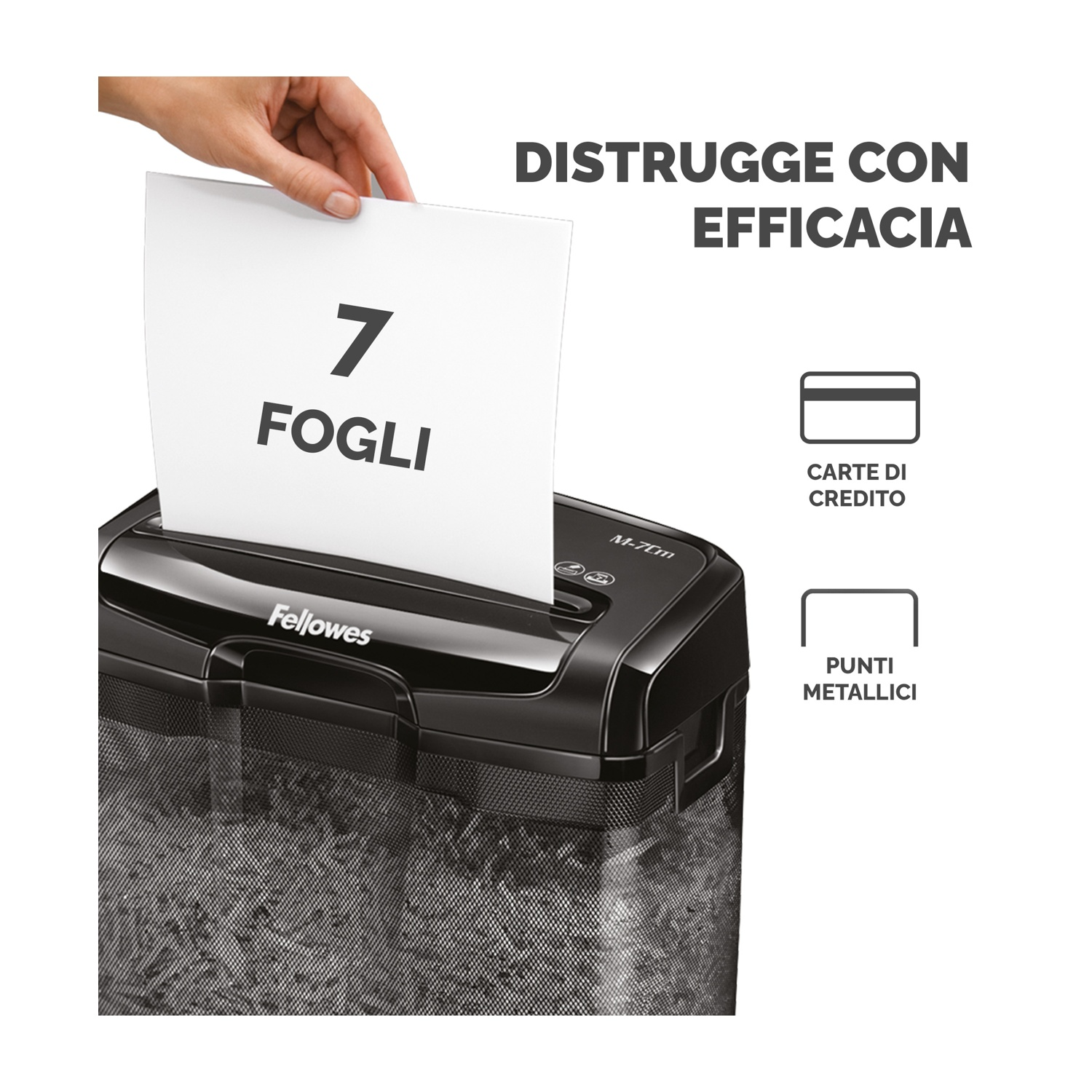 Un tritacarte nero con una mano che alimenta 7 fogli di carta.