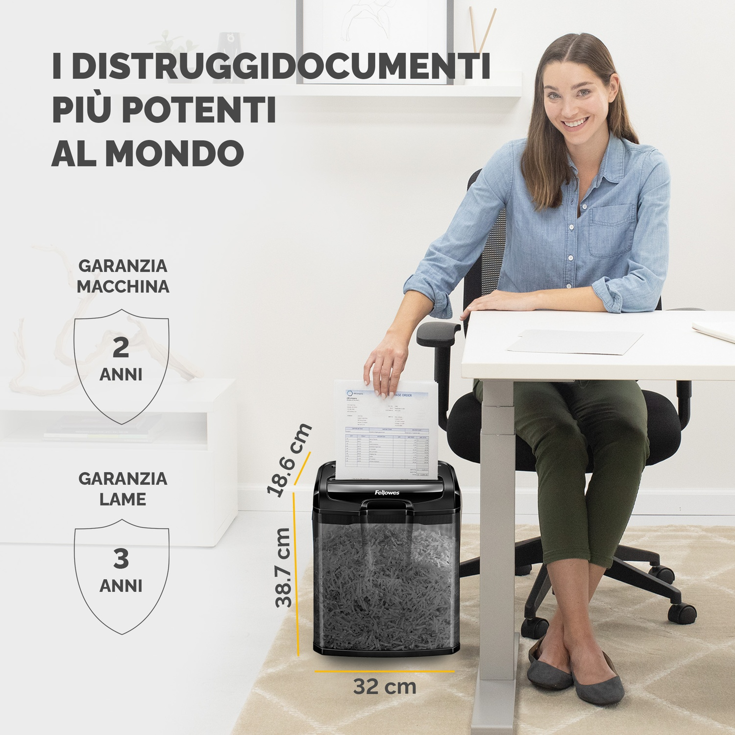 Donna che distrugge un documento in un distruggidocumenti nero. Testo: I distruggidocumenti più potenti al mondo.