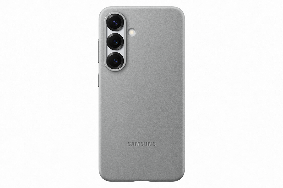 Szürke telefontok három kamerával és a Samsung logójával.