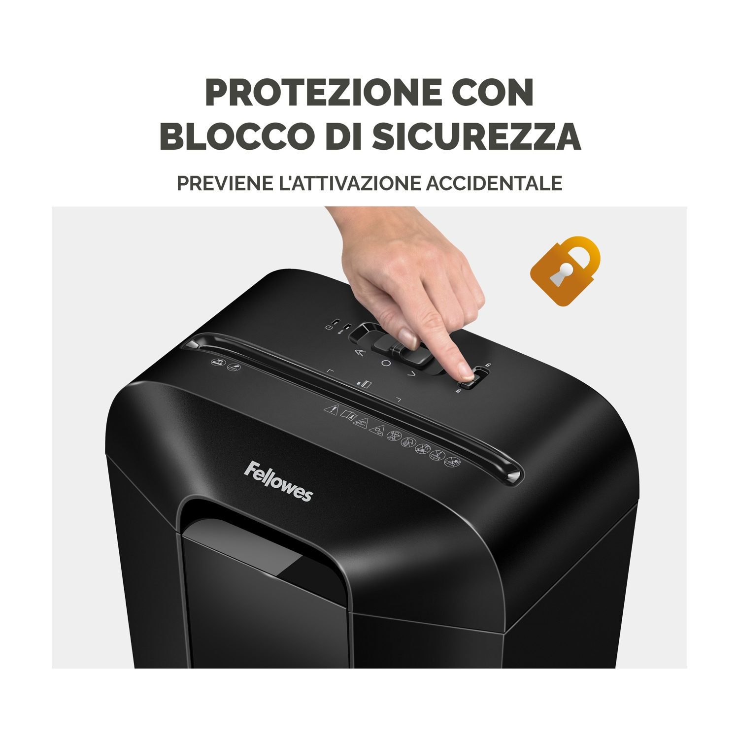 Una mano preme il pulsante di accensione di un distruggidocumenti nero. Il testo dice: “Protezione blocco di sicurezza”.