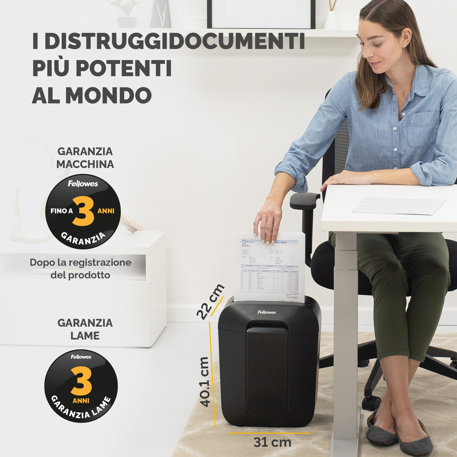 Una donna vicino a un tritacarte nero. Testo: 'I DISTRUGGIDOCUMENTI PIÙ POTENTI AL MONDO'.