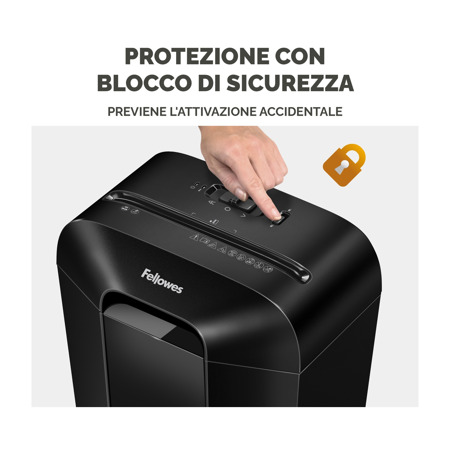 Mano che preme un pulsante su un distruggidocumenti nero, con testo sovrapposto.