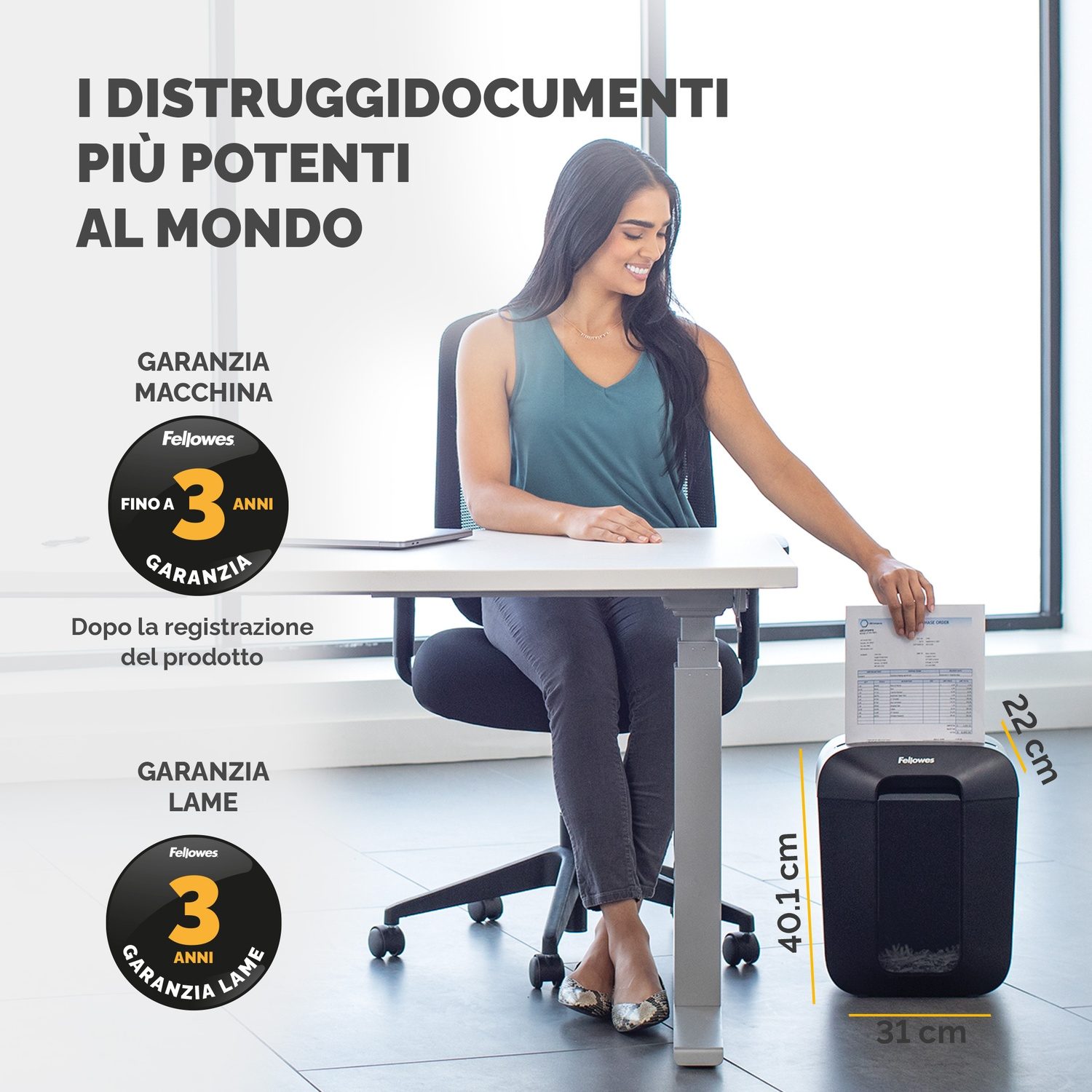 Donna alla scrivania con un distruggi documenti. Testo: I distruggidocumenti più potenti al mondo. Garanzia fino a 3 anni.