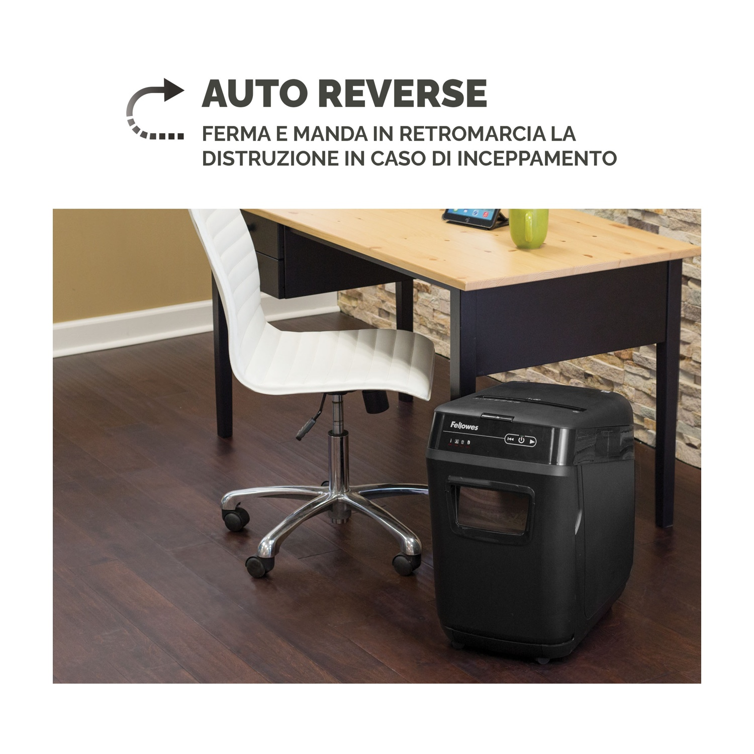 Scena d'ufficio con tritadocumenti, scrivania e sedia. Testo: AUTO REVERSE - si ferma e si inverte in caso di inceppamento.
