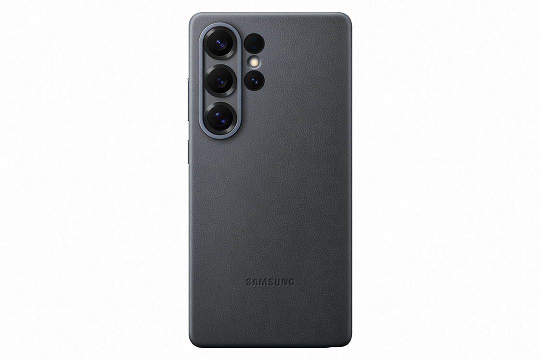 Fekete okostelefon hátlapja több kamerával. Samsung logó látható.
