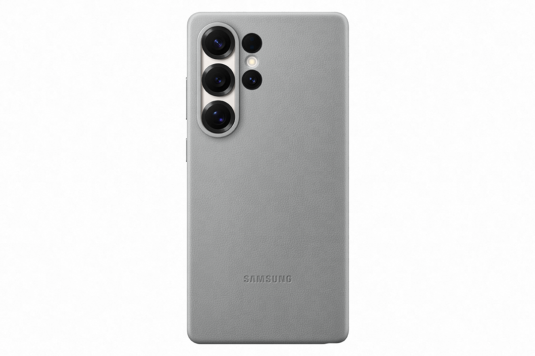 Világosszürke okostelefon hátulja három kamerával és Samsung logóval. Fehér háttér.