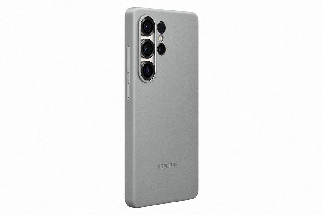 Szürke telefontok három kamerával. A Samsung logó látható. A telefon fehér.