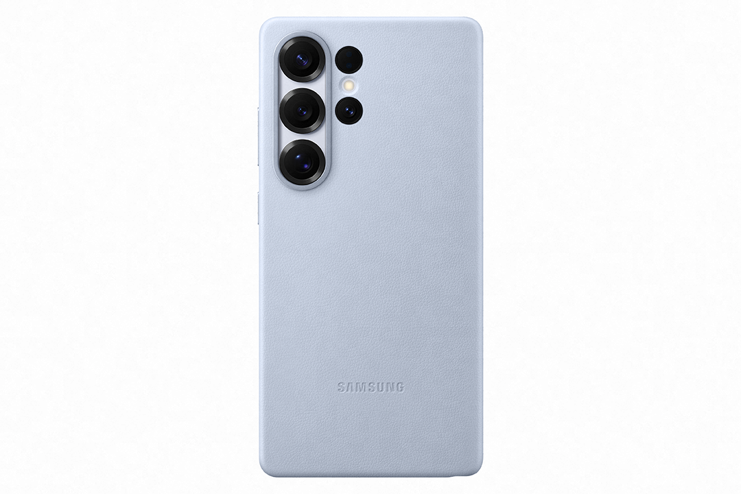 Világoskék telefontok három kamerával és Samsung logóval.